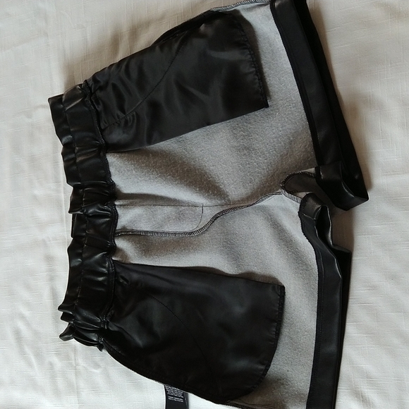 Black faux leather shorts paper bag size medium - Picture 14 of 16